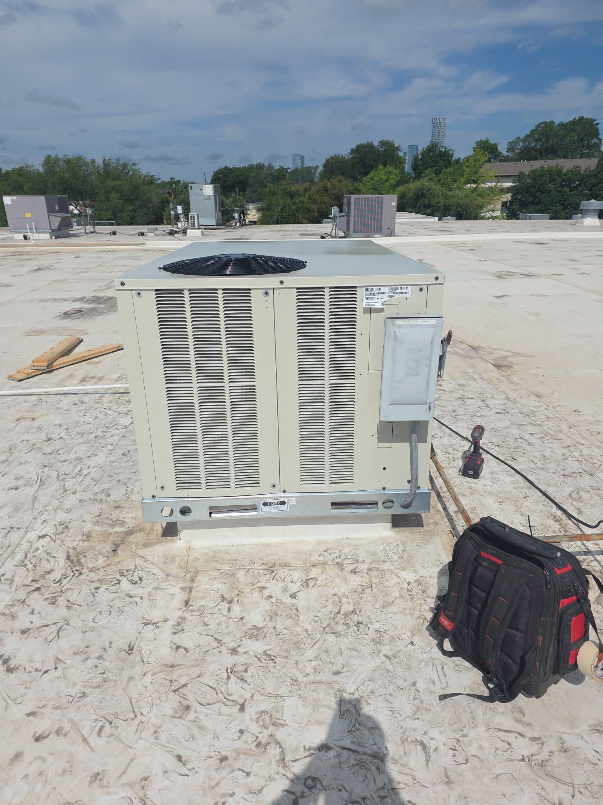 New commercial rooftop AC unit installed by Cool Bear Service Group